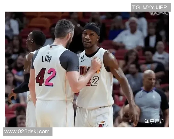 黄蜂与热火季后赛第三场激战回顾球员表现与战术分析全景呈现 黄蜂与热火季后赛第三场激战回顾球员表现与战术分析全景呈现