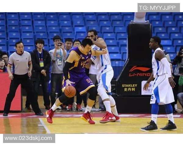 2015年CBA季后赛精彩对决北京队与广厦队的巅峰之战回顾